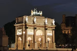 L'Arc du carrousel illuminé à Paris