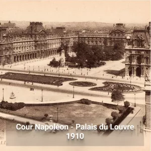 Vue de la Cour Napoléon au début du XXème siècle avec statue et végétation
