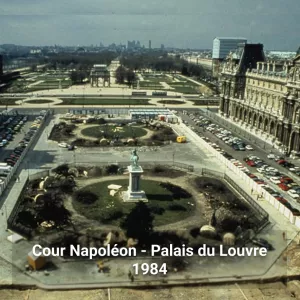 Archives : vue de la Cour Napoléon en 1984 avant les Grands travaux de la pyramide 