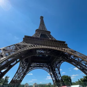 Vue de la Tour Eiffel en contre-plongée depuis le sol