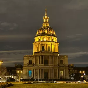Façade de l'église des Invalides de nuit avec dôme illuminé