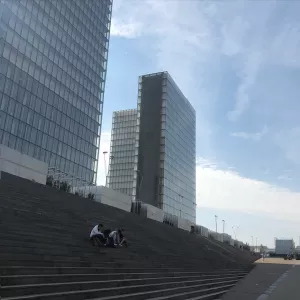 Vue sur les escaliers de la bibliothèque Nationale de France © Whatizis