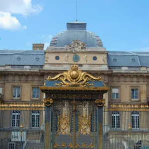 Vue du palais de justice et de sa grille, Paris © Whatizis