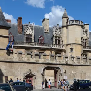 Vue de la façade et de l'entrée de l'Hôtel de Cluny, Paris 