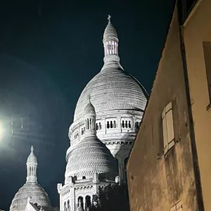Vue de nuit sur les coupoles et le campanile du Sacré-Cœur de Montmartre © Whatizis