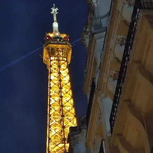 Vue du sommet de la Tour Eiffel illuminée, la nuit © Whatizis