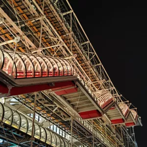 Vue de nuit des  escaliers rouges du Centre Pompidou, Paris.