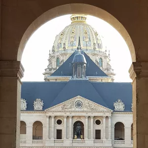 Vue de la cour des Invalides avec la statue de Napoléon de le dôme © Whatizis 
