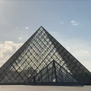 Vue de la pyramide du Louvre, transparente, ciel bleu.