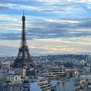 Vue de la Tour Eiffel depuis la terrasse de l'Arc de Triomphe 
