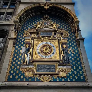 Vue de l'horloge médiévale, restaurée, de la Conciergerie © Whatizis