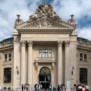 Vue du porche d'entrée de la Bourse de Commerce © Whatizis