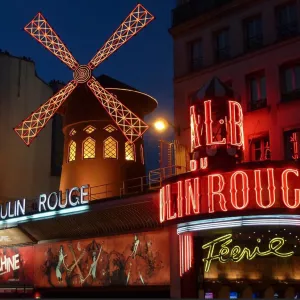 Façade du cabaret du Moulin rouge, de nuit © Whatizis