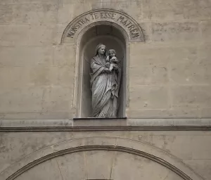 Vierge à l'Enfant sur la façade menant à l'église de la rue du Bac © Whatizis