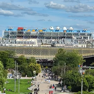 Vue du sommet du Centre Pompidou depuis la Bourse de Commerce © Whatizis