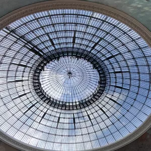 Vue de l'intérieur de la collection Pinaut : Verrière de la Bourse du Commerce © Whatizis