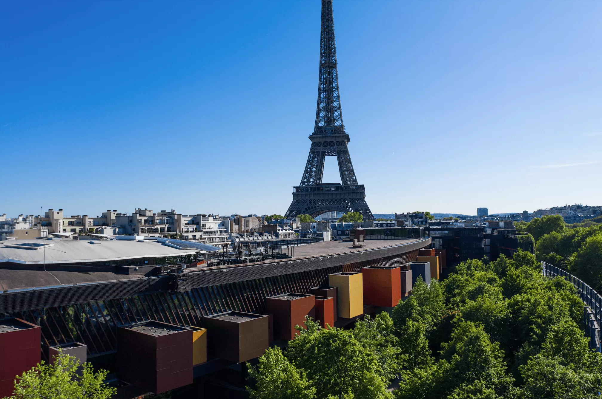 Vue de la Tour Eiffel avec au premier plan le Musée du Quai Branly - Jacques Chirac et son jardin