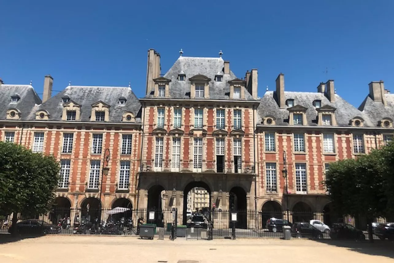 Vue du Pavillon de la Reine depuis le jardin de la place des Vosges