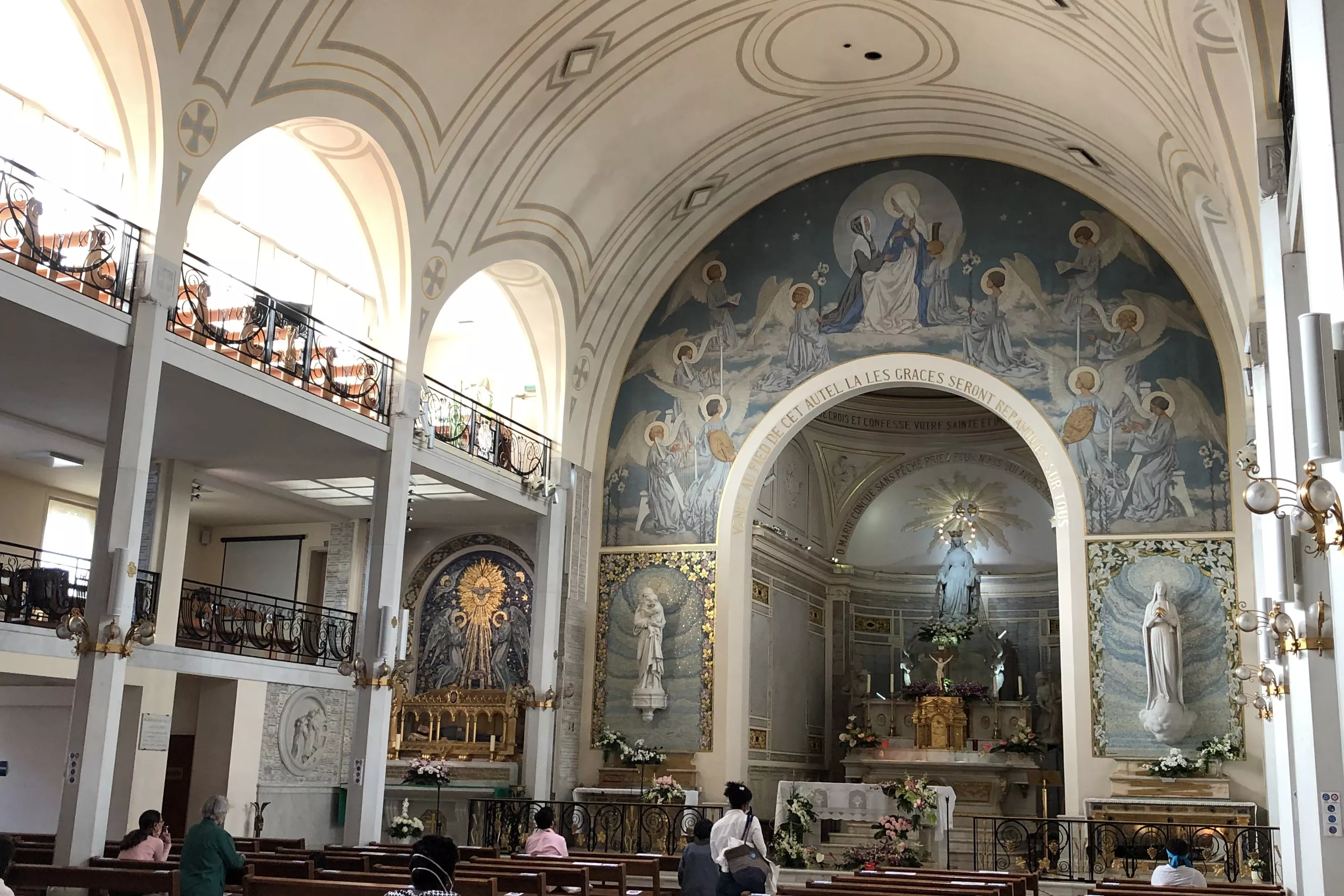 Intérieur de l'église de la Médaille Miraculeuse © Whatizis