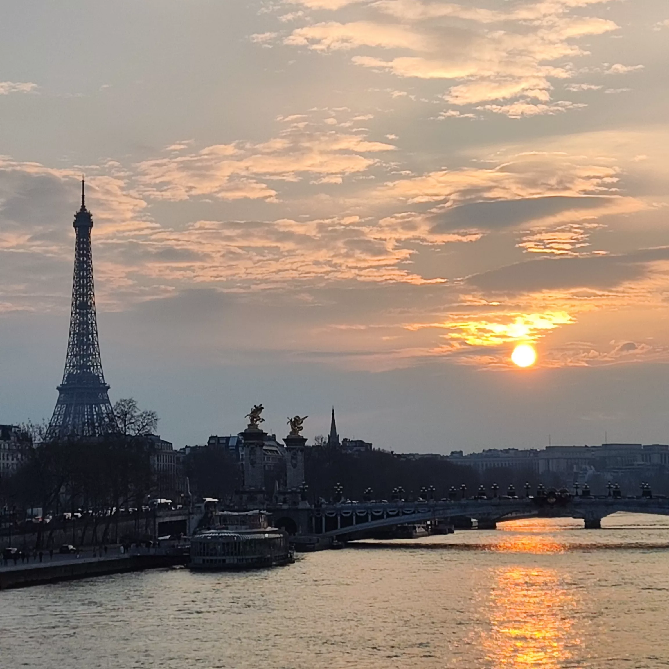 La Tour Eiffel depuis le Pont Alexandre III © Whatizis